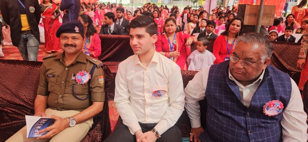 रुड़की ग्रीनवे मॉडर्न स्कूल टू में छात्रों द्वारा लिखी गई पुस्तक की लॉन्चिंग