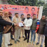 लक्सर क्षेत्र के गन्ना किसानों ने उत्तम चीनी मिल का क्रय केंद्र लगवाने को लेकर राज्य मंत्री शयामवीर सैनी को सौंपा ज्ञापन।