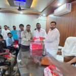 नगर पंचायत भगवानपुर में ईद के मौक़े पर चेयरमैन मोहम्मद गुलबहार ने स्टाफ को बांटे उपहार