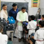 रूड़की के पूर्व मेयर गौरव गोयल ने डिवाइन स्कूल के समस्त छात्र-छात्राओं को अगले सत्र के लिए पाठ्य सामग्री का किया वितरण