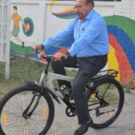 प्रधानमंत्री की अपील का असर,, सरकारी गाड़ी छोड़ साइकिल से दफ्तर पहुंचे CMO डॉ. आर के सिंह।