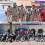 भगवानपुर पुलिस ने किया वाहन चोर गिरोह का पर्दाफाश, तीन शातिर चोर गिरफ्तार, 12 चोरी की बाईक बरामद।