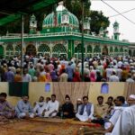 पिरान कलियर शरीफ हज़रत साबिर पाक के उर्स में उमड़ा आस्था का समंदर, गुजरात के प्रसिद्ध लोखंडवाला परिवार ने दरगाह पर पेश किए फूल और चादर।
